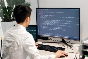 Desenvolvedor Back End na mesa de trabalho
