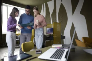 Descubra em quais situações contratar um headhunter pode ser a melhor decisão para sua empresa, desde a busca por talentos até a expansão internacional.